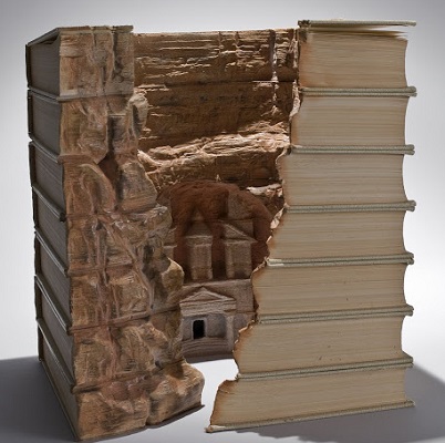 Quem diria que as páginas de um livro esconderiam Petra, cidade da Jordânia e uma das atuais sete maravilhas do mundo. Esse é mais um trabalho do Guy Laramee.