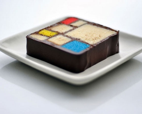 Bolo inspirado na série de pinturas Composição, de Piet Mondrian. Bolo inspirado na série de pinturas Composição, de Piet Mondrian.