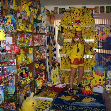 Pikabellechu tem seu nome (fictício, é claro) no Guinness, o Livro dos Recordes, por sua coleção gigantesca de artefatos sobre Pokémon. Entre seus favoritos, estão ratinhos que ela tingiu de amarelo para parecerem o Pikachu.