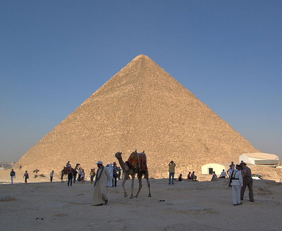 PIRÂMIDE DE QUÉOPS - Construída em Gizé, no Egito. Deveria ser a tumba do Faraó Quéops da quarta dinastia, mas sua múmia nunca foi encontrada.