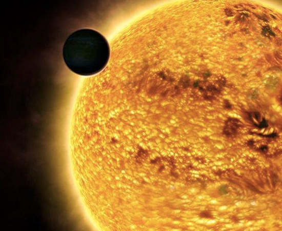 A ESTRELA QUE NÃO ENGOLIU O PLANETA - ‘Wasp 18’ está localizada há 330 anos-luz da constelação de Fênix e tem 25% mais massa do que o nosso Sol. Em 2009, cientistas da Universidade Keele descobriram que um planeta um pouco maior do que Júpiter orbita Wasp, mesmo estando a apenas 3 milhões de quilômetros de distância. O planeta está tão próximo da estrela que sua translação dura apenas 23 horas e sua temperatura chega a 2200 graus Celsius! Ainda não se sabe explicar porque o planeta não foi engolido por Wasp 18.