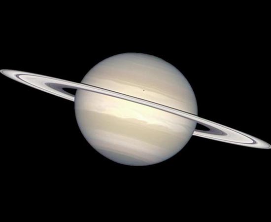 Planeta Saturno em cores naturais.