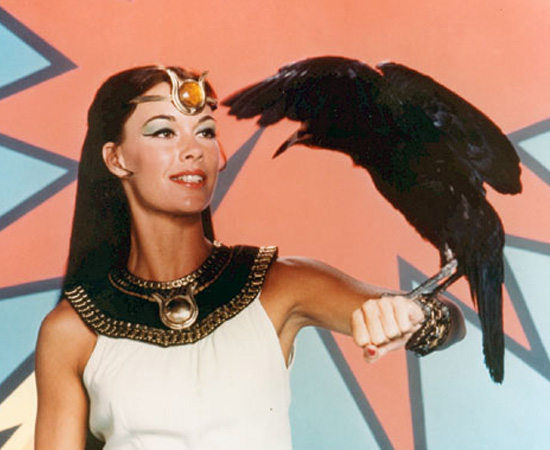 Poderosa Isis (1975) é uma série de TV que mostra uma professora de arqueologia que se transforma em uma super-heroína.