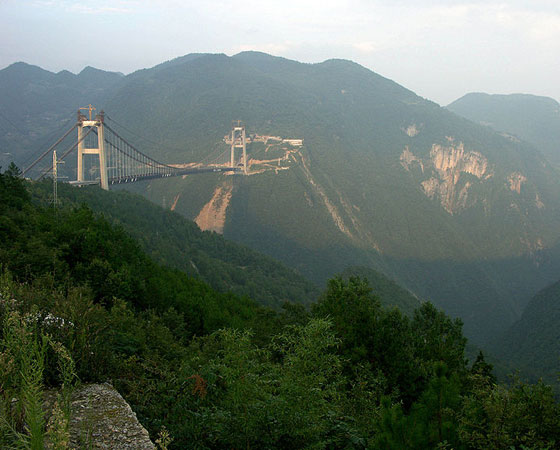 1. Sidu River Bridge. Com 496 metros de altura, foi inaugurada em 2009 na província de Hubei, na China. É a ponte mais alta do mundo desde a inauguração.