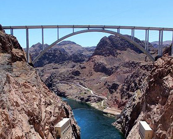 13. Mike OCallaghan - Pat Tillman Memorial Bridge. Empatada no 12º lugar com a ponte ´Millau Viaduct´, esta ponte também tem 270 metros de altura. Fica localizada entre os estados do Arizona e Nevada, nos Estados Unidos.