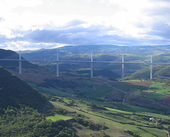 12. Millau Viaduct. Tem 270 metros de altura e fica em Millau-Creissels, na França. Construída em 2004, é considerada a ponte mais alta do mundo com base no tamanho da estrutura das pontes. A estrutura dela tem 343 metros de altura.