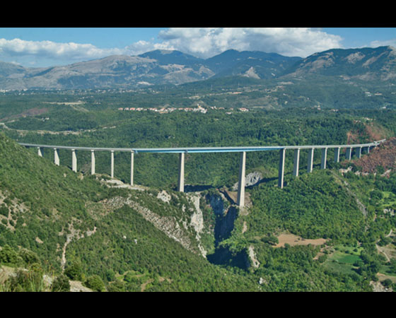 16. Italia Viaduct. Como o próprio nome diz, esta ponte fica na Calábria, na Itália. A inauguração da ponte, que mede 259 metros de altura, ocorreu em 1974.
