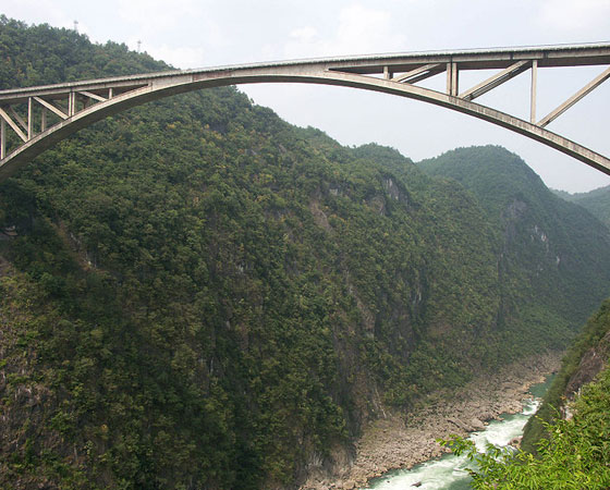 17. Jiangjiehe Bridge. Mais uma ponte localizada em Guizhou, na China. Esta aqui mede 256 metros de altura e foi inaugurada em 1993.