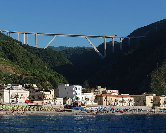 18. Sfalassa Viaduct. Com 254 metros, a ponte foi inaugurada em 1974. Fica localizada na Calábria, na Itália.