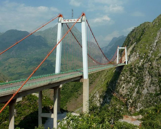 19. Azhihe River Bridge. Localizada em Guizhou, na China, esta ponte foi inaugurada em 2003. Tem 247 metros de altura.