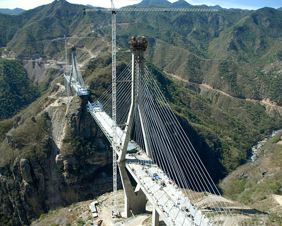 2. Puente Baluarte. A foto mostra a ponte ainda em etapa de construção, mas ela foi inaugurada em janeiro de 2012 em Durango, no México. Tem 403 metros de altura e é a ponte mais alta da América.