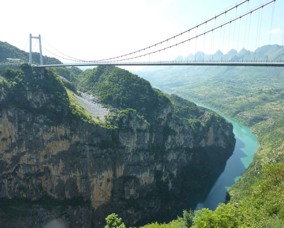 5. Beipanjiang River 2003 Bridge. Outra ponte gigante construída na China, em Guizhou. Inaugurada em 2003, foi considerada a mais alta do mundo até 2005. Tem 366 metros de altura.