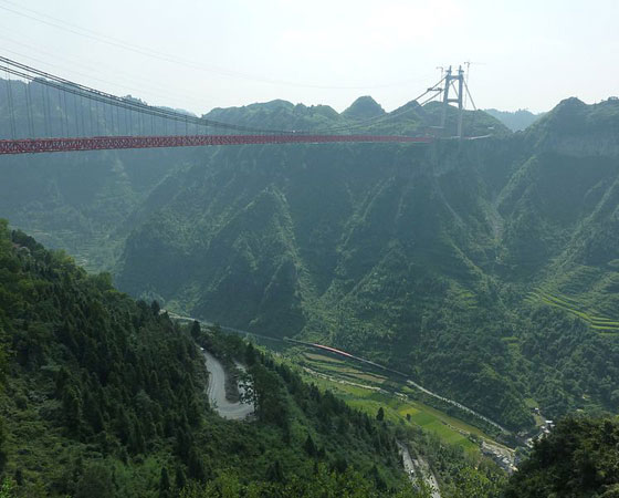 6. Aizhai Bridge. Com 350 metros de altura, a construção desta ponte foi finalizada no fim de 2011, mas a ponte só foi inaugurada em março de 2012. Fica localizada em Hunan, na China.