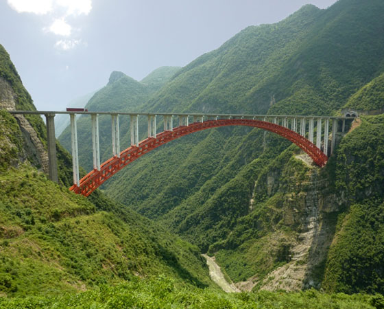 9. Zhijinghe River Bridge. É a ponte em arco mais alta do mundo, com 294 metros de altura. Sua inauguração ocorreu em Hubei, na China, em 2009.