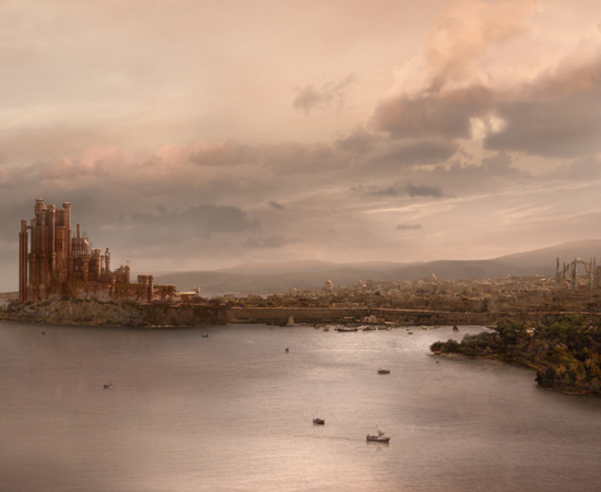 Porto Real é a capital e a maior cidade dos Sete Reinos de Westeros (Game of Thrones). O grande prédio à esquerda é a Fortaleza Vermelha.