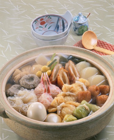 França: é comum que os Pot-au-feu seja servido nos dias frios. O ensopado de carne e especiarias pode ser preparado com frango, boi e até mesmo caranguejo. França: é comum que os Pot-au-feu seja servido nos dias frios. O ensopado de carne e especiarias pode ser preparado com frango, boi e até mesmo caranguejo.