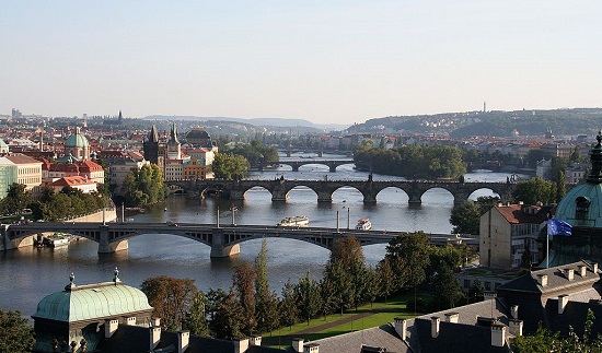 Praga, capital da República Tcheca, concentra diversos monumentos históricos, de várias épocas diferentes. Até mesmo as pontes sob o rio Vltava, que corta a cidade, são atrações turísticas.