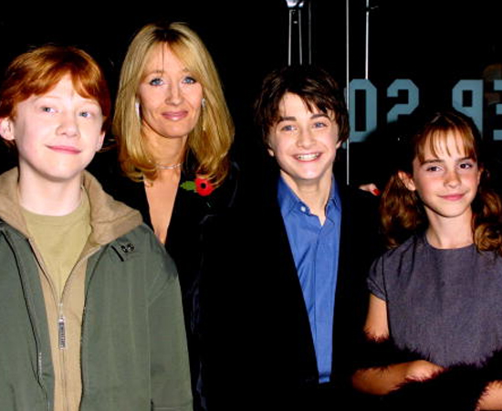 PRÊMIOS - J.K. Rowling ganhou dezenas de prêmios por seus livros, como o Hugo Awards de Melhor Romance. Os filmes da saga foram indicados a 12 Oscars, apesar de não terem levado nenhuma estatueta dourada.