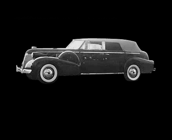 Este é o Batmóvel do primeiro filme de Batman, lançado em 1943. O veículo é um Cadillac 1939 Series 75 conversível.