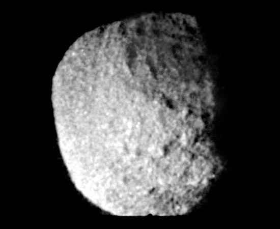 Proteu é a segunda maior lua de Netuno. É a maior lua não-esférica e um dos objetos mais escuros do Sistema Solar! Só foi descoberta em 1989 pela sonda Voyager 2.