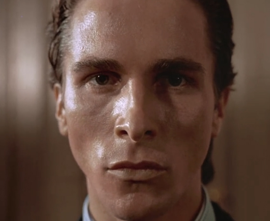 Psicopata americano (Mary Harron, 2000) - Patrick Bateman é um executivo bem-sucedido. E é também um psicopata violento. Que o autor Bret Easton Ellis nunca veja esta galeria. É que ele não ficou muito satisfeito com a adaptação, que transforma o final ambíguo do livro em um desfecho um pouco mais definitivo. Psicopata americano (Mary Harron, 2000) - Patrick Bateman é um executivo bem-sucedido. E é também um psicopata violento. Que o autor Bret Easton Ellis nunca veja esta galeria. É que ele não ficou muito satisfeito com a adaptação, que transforma o final ambíguo do livro em um desfecho um pouco mais definitivo.
