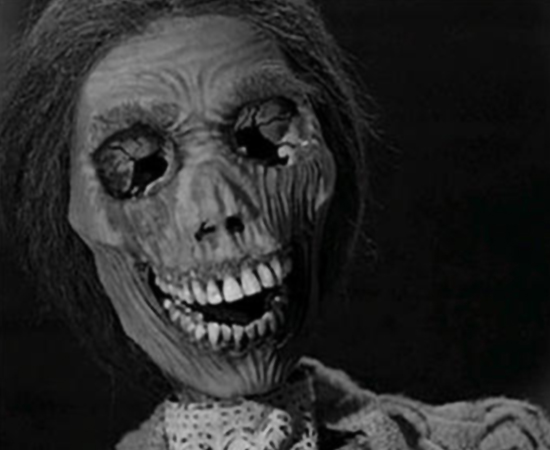Psicose (Alfred Hitchcock, 1960) - A jovem secretária Marion rouba 40 mil dólares, foge e vai parar em um hotel bizarro. Aí ela decide tomar um banho e começa assim uma das sequências de suspense mais famosas de todos os tempos. Mas o verdadeiro mistério da trama é guardado para o desfecho, quando finalmente entendemos melhor o assassino misterioso. Psicose (Alfred Hitchcock, 1960) - A jovem secretária Marion rouba 40 mil dólares, foge e vai parar em um hotel bizarro. Aí ela decide tomar um banho e começa assim uma das sequências de suspense mais famosas de todos os tempos. Mas o verdadeiro mistério da trama é guardado para o desfecho, quando finalmente entendemos melhor o assassino misterioso.