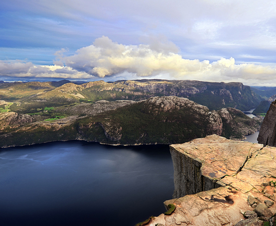 Em Forsand, na Noruega, você pode contemplar uma paisagem deslumbrante enquanto se senta no topo do ‘Púlpito de Rocha’. A falésia de 604 metros de altura tem um topo de 25 m² que é quase plano.