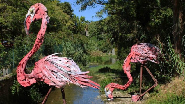 As esculturas de Artur Bordalo estão espalhadas pelas ruas de Portugal. Os flamingos de lixo, por exemplo, estão montados no Jardim Municipal da cidade de Oeiras.