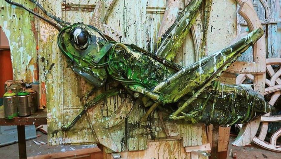 "A ideia é retratar a própria natureza construída com os materiais que são os responsáveis pela sua destruição", conta o artista em seu site.