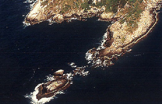 A ilha da Queimada Grande fica a menos de 40 quilômetros do litoral paulista. Mesmo assim, é uma área isolada - o desembarque já foi proibido pela Marinha brasileira. A razão? As cobras! A ilha tem nove delas por metro quadrado. A ilha da Queimada Grande fica a menos de 40 quilômetros do litoral paulista. Mesmo assim, é uma área isolada - o desembarque já foi proibido pela Marinha brasileira. A razão? As cobras! A ilha tem nove delas por metro quadrado.