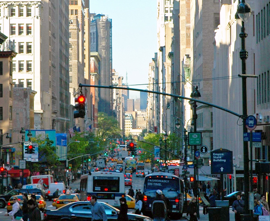 FIFTH AVENUE - A avenida mais famosa de Nova York é o paraíso dos turistas que querem fazer compras. Lá estão pontos conhecidos da cidade, como o Rockefeller Center, o Empire State Building e o Museu Metropolitano de Arte.