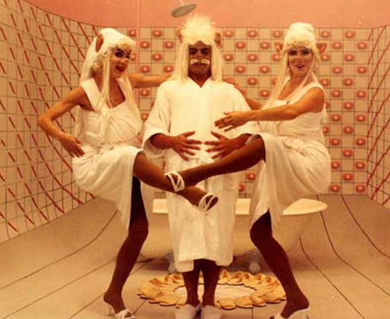 Rá-Tim-Bum (1990) é um programa de TV para crianças pequenas. Um dos quadros mais conhecidos é o Senta que lá vem história. Rá-Tim-Bum (1990) é um programa de TV para crianças pequenas. Um dos quadros mais conhecidos é o Senta que lá vem história.