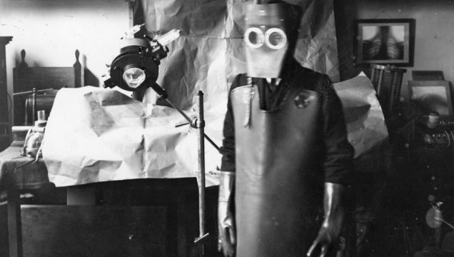 1909: Vestindo uma couraça de proteção, médico se prepara para realizar um raio x.