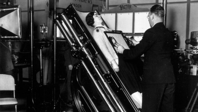 Operador tira uma chapa feita por uma máquina moderna de raio x. Com uma maca motorizada e rotativa, modelo foi exposto durante um congresso realizado pelo Insituto de Radiologia britânico.