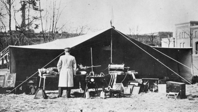 Entre 1914 e 1918: Tenda alemã equipada com máquinas de raios x durante a Primeira Guerra Mundial. Na foto, é possível ver uma Roentgen X-ray machine, maquina de raios x batizada em homenagem ao físico alemão Wilhelm Conrad Roentgen (1845 - 1923), inventor da técnica. 