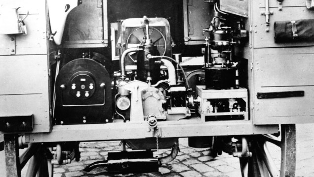 1916: Uma máquina de raios x é transportada junto com outros equipamentos médicos.