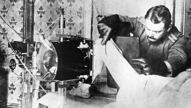 1916: Médico tira radiografia na tentativa de diagnosticar um paciente ferido durante a Primeira Guerra (1914-1918).