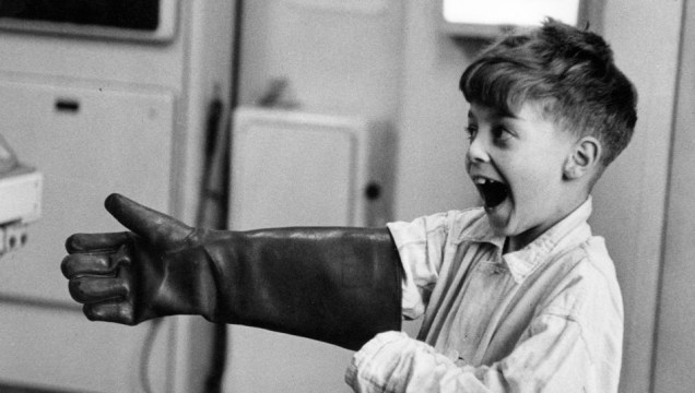 1955: Na tentativa de tirar o medo de crianças na hora do raio x, hospital britânico encabeçou campanha em que um garoto aparece vestindo pijamas e luva anti-radiação.