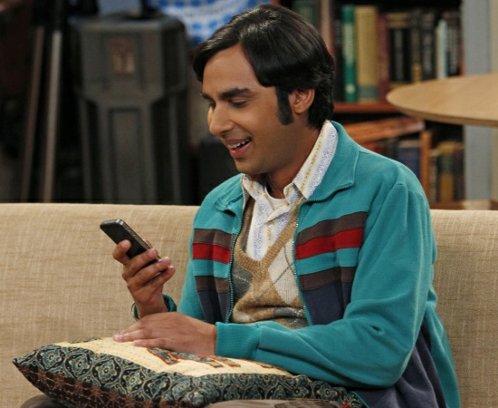 Rajesh Raj Koothrapali (The Big Bang Theory) - O astrofísico é um grande forever alone. Portador de mutismo seletivo, ele só consegue conversar com mulheres quando fica bêbado. Sensível, Raj gosta de livros de autoajuda e assiste a filmes românticos. Há quem diga que ele é apaixonado pelo melhor amigo, Howard Wolowitz. Será?