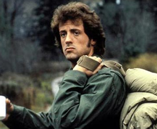 Era legal ficar em casa e assistir a umas fitas. VHS que chegaram às locadoras naquele ano: Indiana Jones e o Templo da Perdição, De Volta para o Futuro, Highlander, Touro Indomável, Os Caçadores da Arca Perdida, A Primeira Noite de um Homem, A Garota de Rosa Shocking, Rambo - Programado para Matar, Emmanuelle e sua Forma de Amar, O Beijo da Mulher Aranha e Esta Noite Encarnarei no teu Cadáver. Era legal ficar em casa e assistir a umas fitas. VHS que chegaram às locadoras naquele ano: Indiana Jones e o Templo da Perdição, De Volta para o Futuro, Highlander, Touro Indomável, Os Caçadores da Arca Perdida, A Primeira Noite de um Homem, A Garota de Rosa Shocking, Rambo - Programado para Matar, Emmanuelle e sua Forma de Amar, O Beijo da Mulher Aranha e Esta Noite Encarnarei no teu Cadáver.