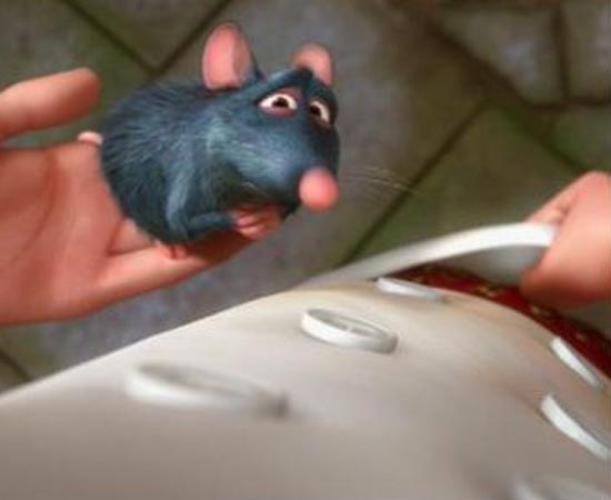 Em Ratatouille (2007), o personagem Linguini está usando uma cueca estampada com a marca de Os Incríveis (2004).