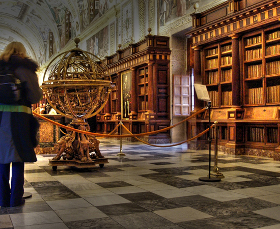 REAL BIBLIOTECA DE SAN LORENZO DE ESCORIAL - Foi fundada em 1565 pelo rei Felipe II.Possui mais de 40 mil volumes. Está localizada em El Escorial de Arriba, uma comunidade autônoma de Madri.