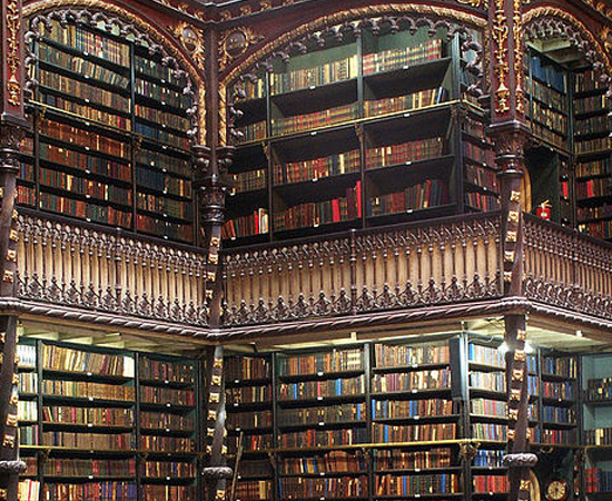 REAL GABINETE PORTUGUÊS DE LEITURA - A biblioteca surgiu em 1837 no Rio de Janeiro. Mas o edifício em que ela funciona até hoje só começou a ser construído em 1880 por Dom Pedro II e a Princesa Isabel. A inauguração veio 7 anos depois. Possui mais de 300 mil volumes!