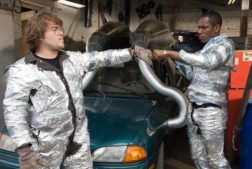 Em <i>Rebobine, por favor</i>, Jack Black destrói, sem querer, todas as fitas de vídeo de uma locadora. Na era do DVD, nada tão grave, certo? Só que uma idosa é a cliente número 1 da loja e não vive sem os filmes. Para resolver o problema, ele resolver regravar cenas de grandes filmes usando pessoas e cenários da vizinhança. Em <i>Rebobine, por favor</i>, Jack Black destrói, sem querer, todas as fitas de vídeo de uma locadora. Na era do DVD, nada tão grave, certo? Só que uma idosa é a cliente número 1 da loja e não vive sem os filmes. Para resolver o problema, ele resolver regravar cenas de grandes filmes usando pessoas e cenários da vizinhança.