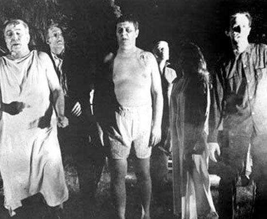 REFERÊNCIAS - The Walking Dead é uma série de histórias em quadrinhos baseada em um apocalipse zumbi. Esta possibilidade de fim do mundo é abordada desde a década de 1960 - época de lançamento do filme A Noite dos Mortos Vivos. REFERÊNCIAS - The Walking Dead é uma série de histórias em quadrinhos baseada em um apocalipse zumbi. Esta possibilidade de fim do mundo é abordada desde a década de 1960 - época de lançamento do filme A Noite dos Mortos Vivos.