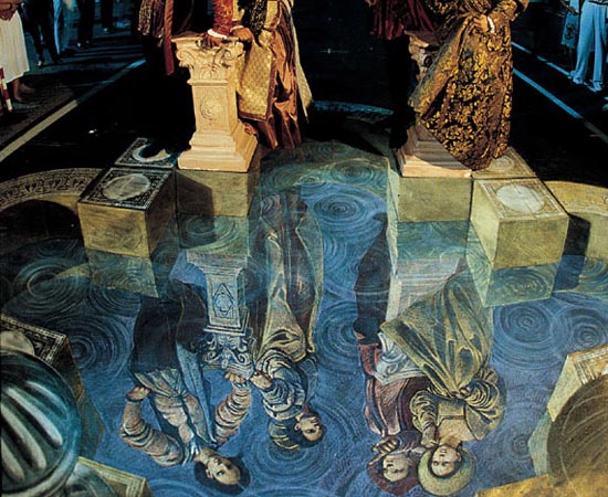 O artista Kurt Wenner pintou esta imagem que simula um reflexo nas ruas da comunidade italiana de Curtatone. Os personagens posicionados acima da arte são pessoas de verdade. O artista Kurt Wenner pintou esta imagem que simula um reflexo nas ruas da comunidade italiana de Curtatone. Os personagens posicionados acima da arte são pessoas de verdade.