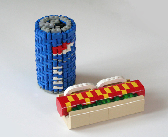 Refrigerante e cachorro-quente feitos com peças de Lego. Pode ser? Refrigerante e cachorro-quente feitos com peças de Lego. Pode ser?