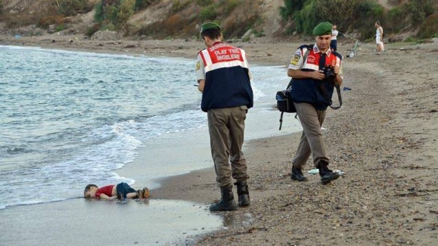 Essa é uma das fotos mais tristes do ano. No dia 2 de setembro, um menino sírio apareceu morto numa praia da Turquia. Essa imagem virou símbolo da <a href="https://super.abril.com.br/ideias/5-historias-incriveis-de-apoio-a-refugiados-e-como-voce-tambem-pode-ajudar" target="_blank">crise migratória</a> que já matou milhares de pessoas do Oriente Médio e da África que tentam chegar à Europa para escapar de guerras, de perseguições e da pobreza.  A foto foi um dos assuntos mais comentados no Twitter e diversos veículos da imprensa internacional o destacaram como emblemática da gravidade da situação.