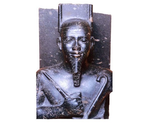 Os funcionários de um museu estão acostumados com objetos históricos, mas poucos utilizam uma estátua de milhares de anos para guardar a bicicleta. Isso aconteceu na Inglaterra: todos os dias, os funcionários de um pequeno museu escoravam as bicicletas numa pedra preta que ficava no porão do prédio. Até que um egiptólogo descobriu que a pedra se tratava de uma estátua do faraó Taharqa, feita há quase 3 mil anos. Os funcionários de um museu estão acostumados com objetos históricos, mas poucos utilizam uma estátua de milhares de anos para guardar a bicicleta. Isso aconteceu na Inglaterra: todos os dias, os funcionários de um pequeno museu escoravam as bicicletas numa pedra preta que ficava no porão do prédio. Até que um egiptólogo descobriu que a pedra se tratava de uma estátua do faraó Taharqa, feita há quase 3 mil anos.