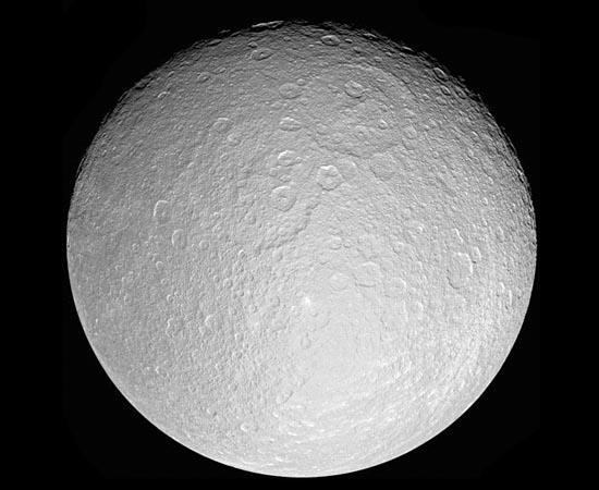 Réia é a segunda maior lua de Saturno. Em 2010, cientistas descobriram oxigênio na superfície do satélite. No entanto, Réia está fora da área de habitabilidade do Sistema Solar. Dados coletados pela sonda Cassini mostram que pode haver anéis em volta do objeto. Se a informação se confirmar, será o primeiro caso de anéis circundando uma lua.